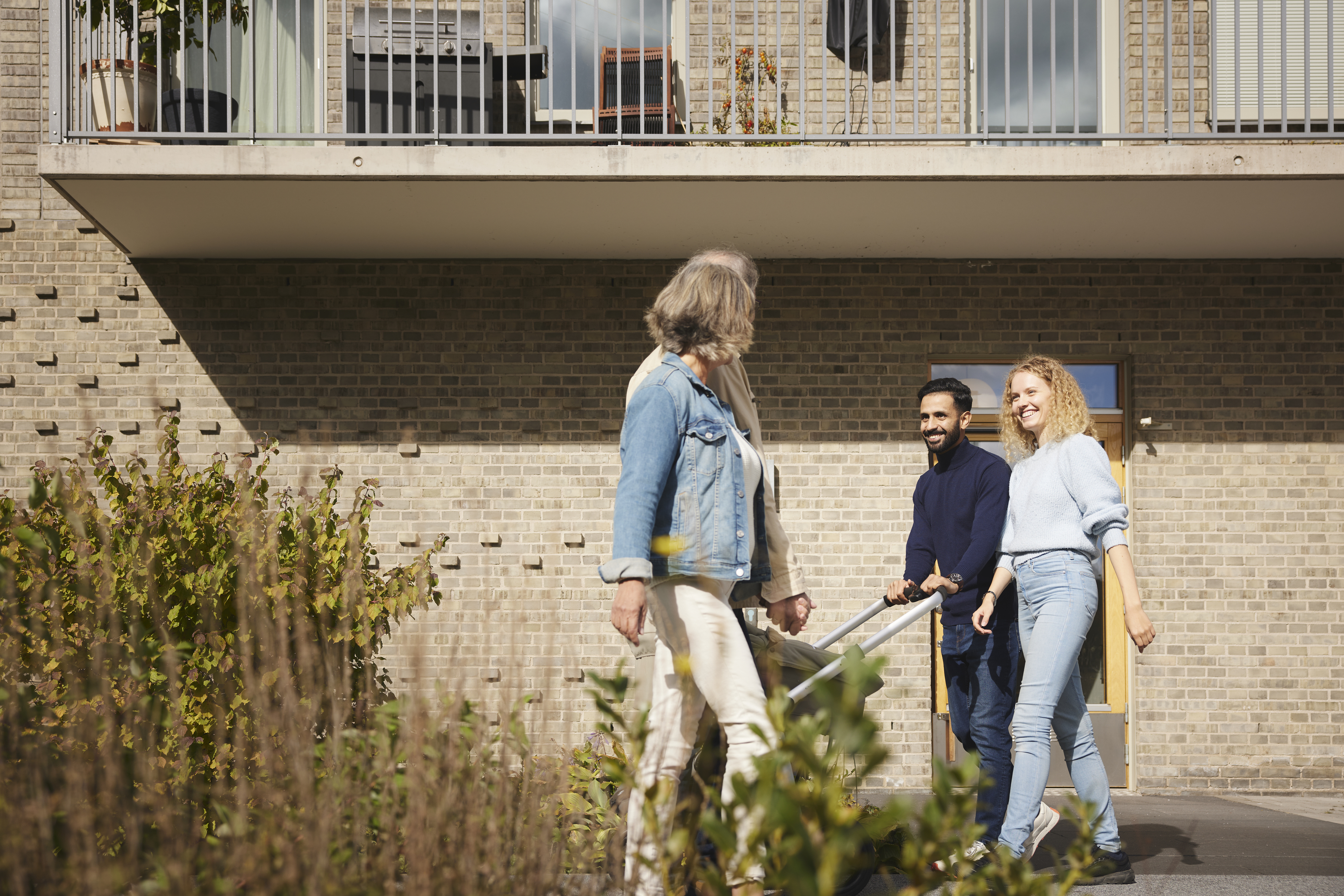 Säg hej till grannarna på gården.