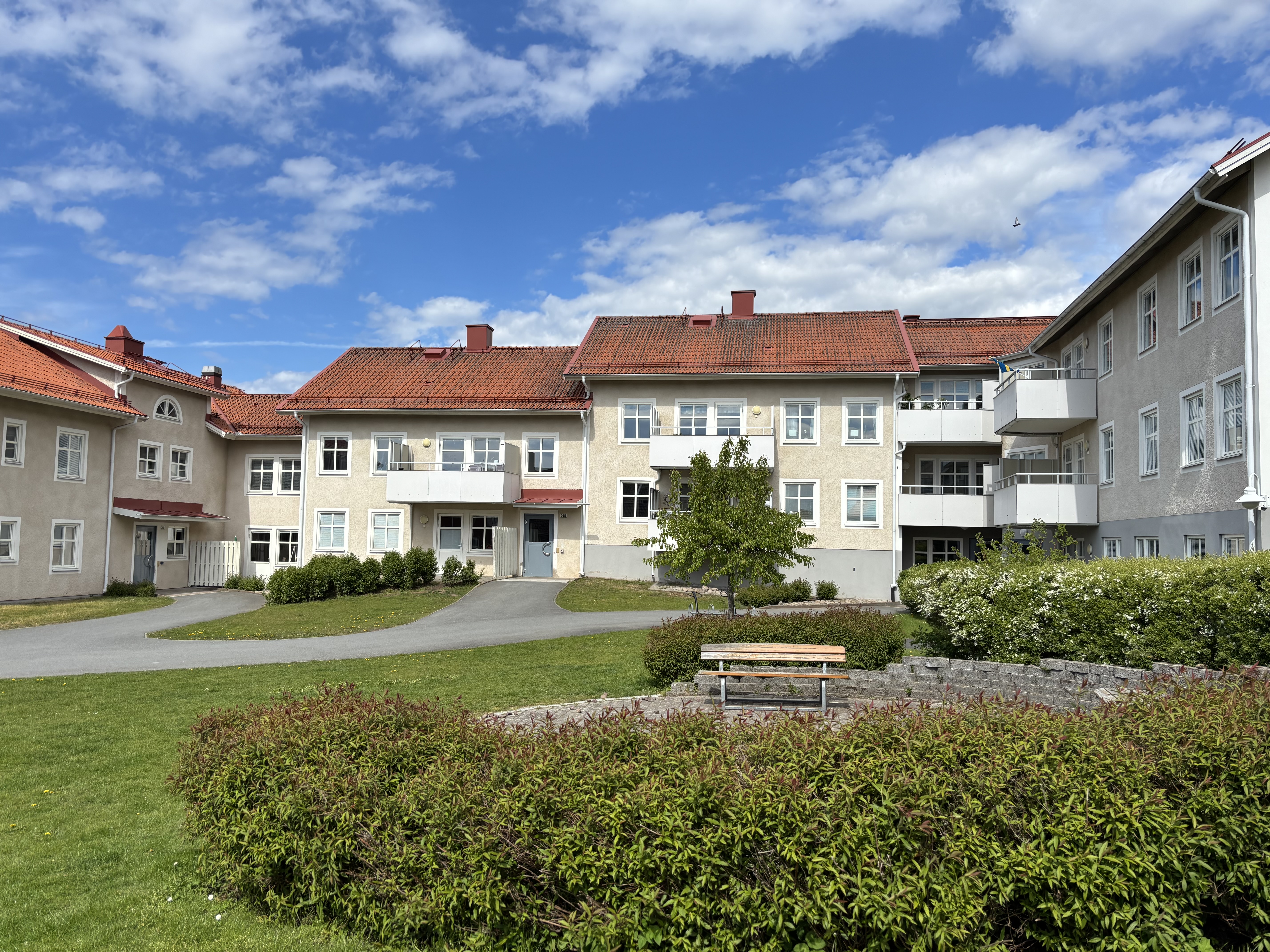 Bostadshus med trevlig innergård