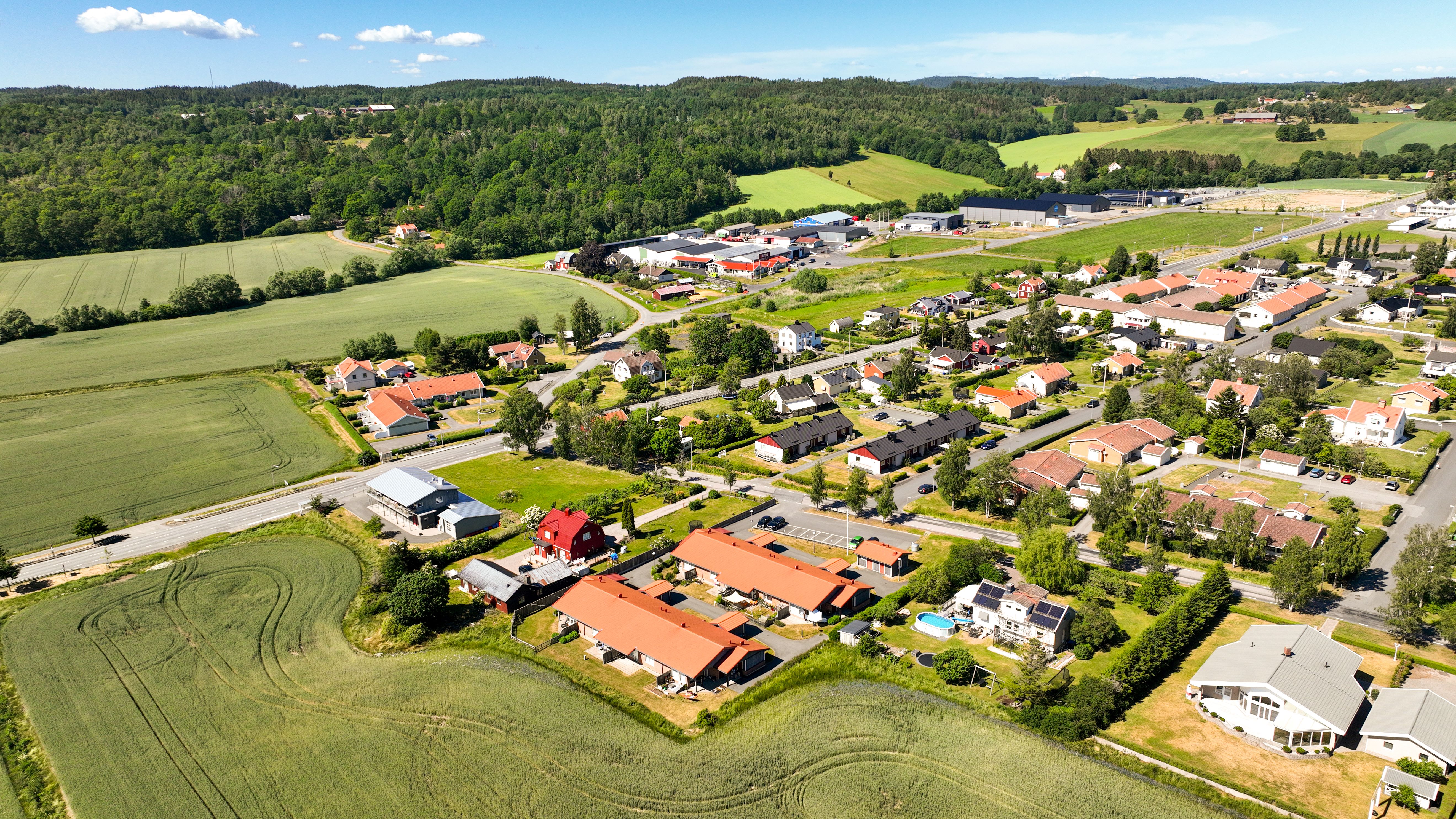 När man kommer in i Skärstad möts man av många villor.