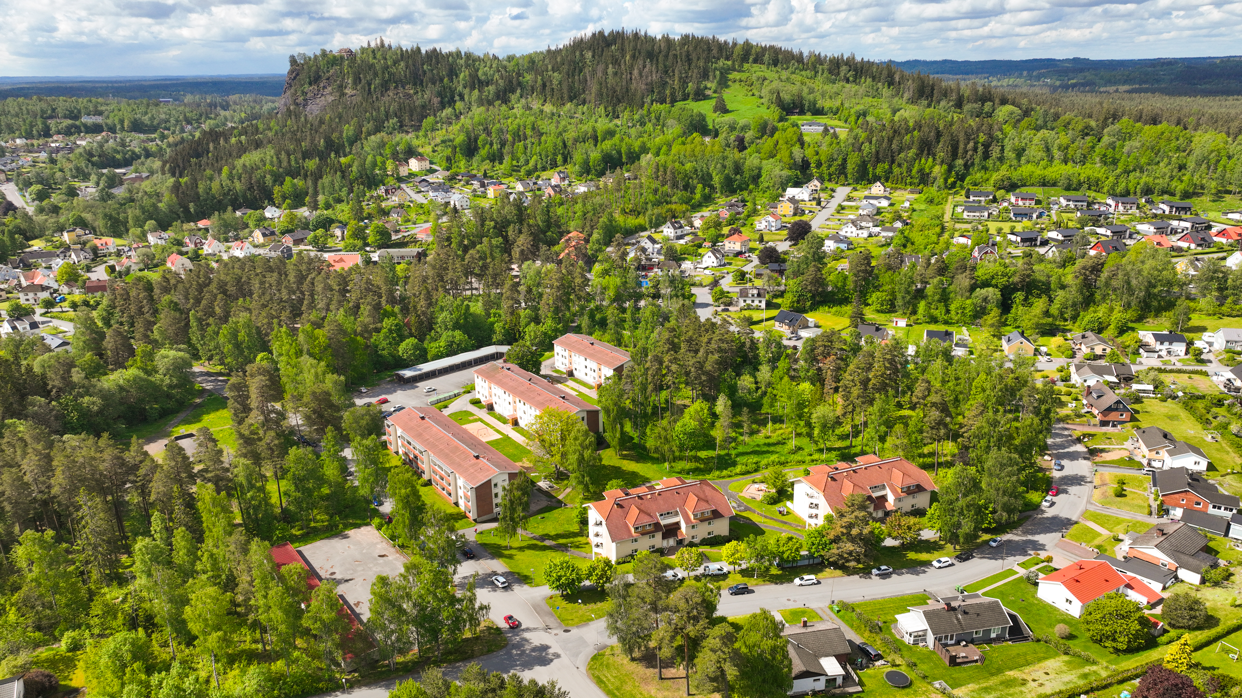 Vart man än befinner sig i Taberg spelar Tabergs topp en central roll då den vakar över samhället. 