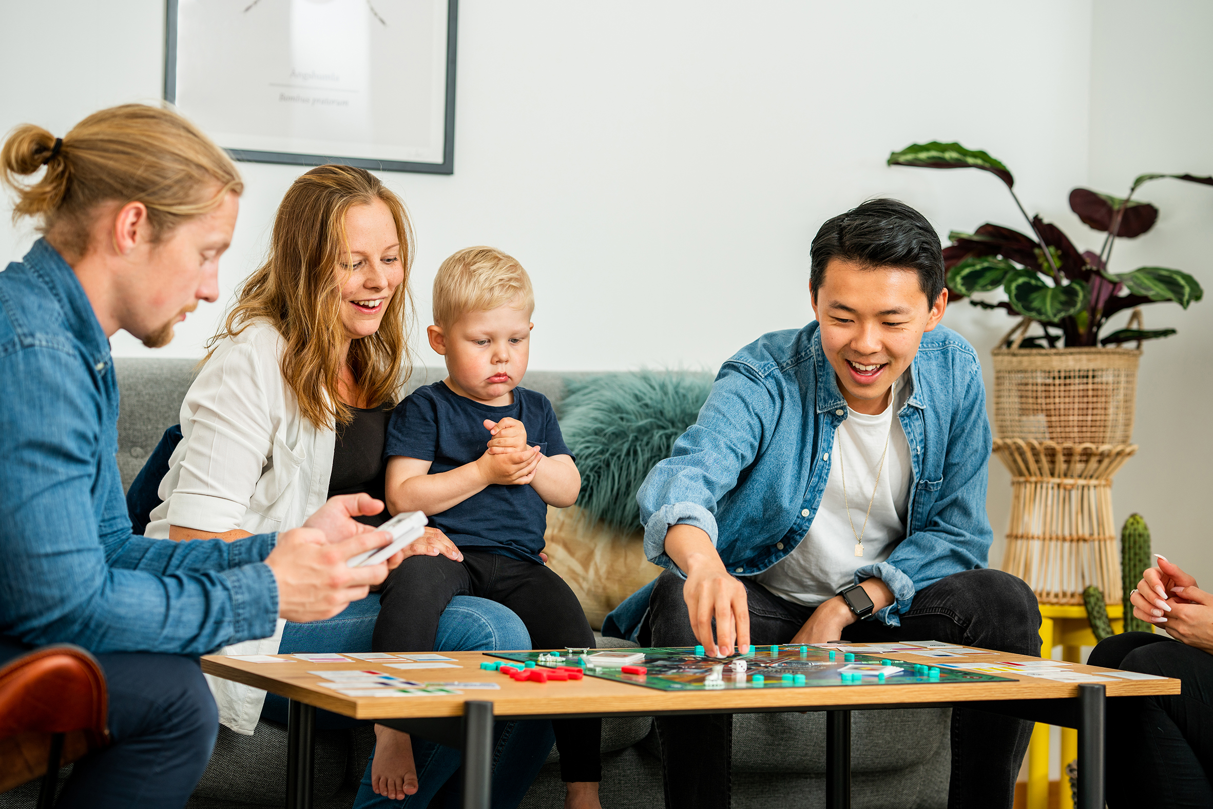 Personer som spelar sällskapsspel