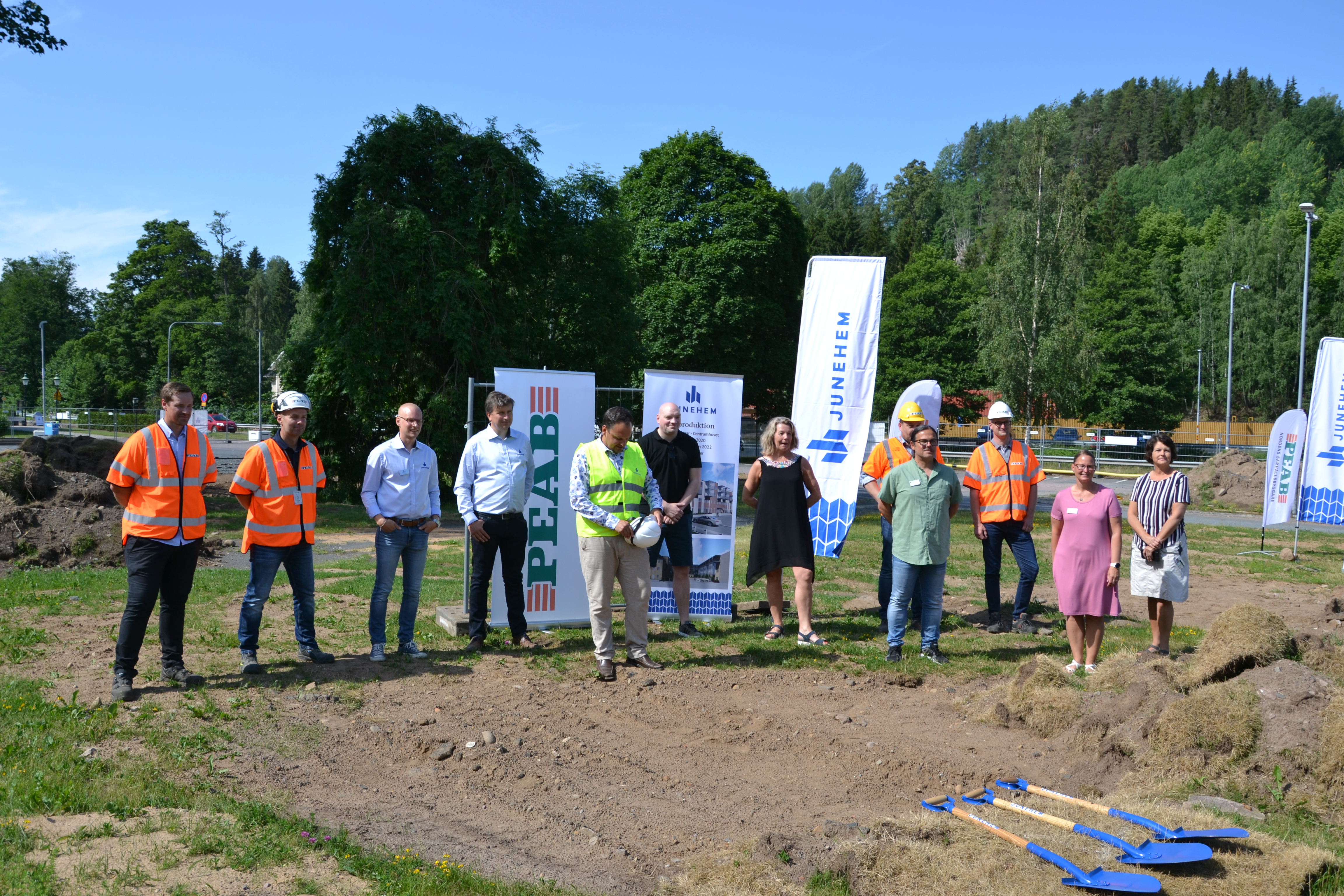 Flera representanter från Junehem och Peab samlas för att ta de första spadtagen.