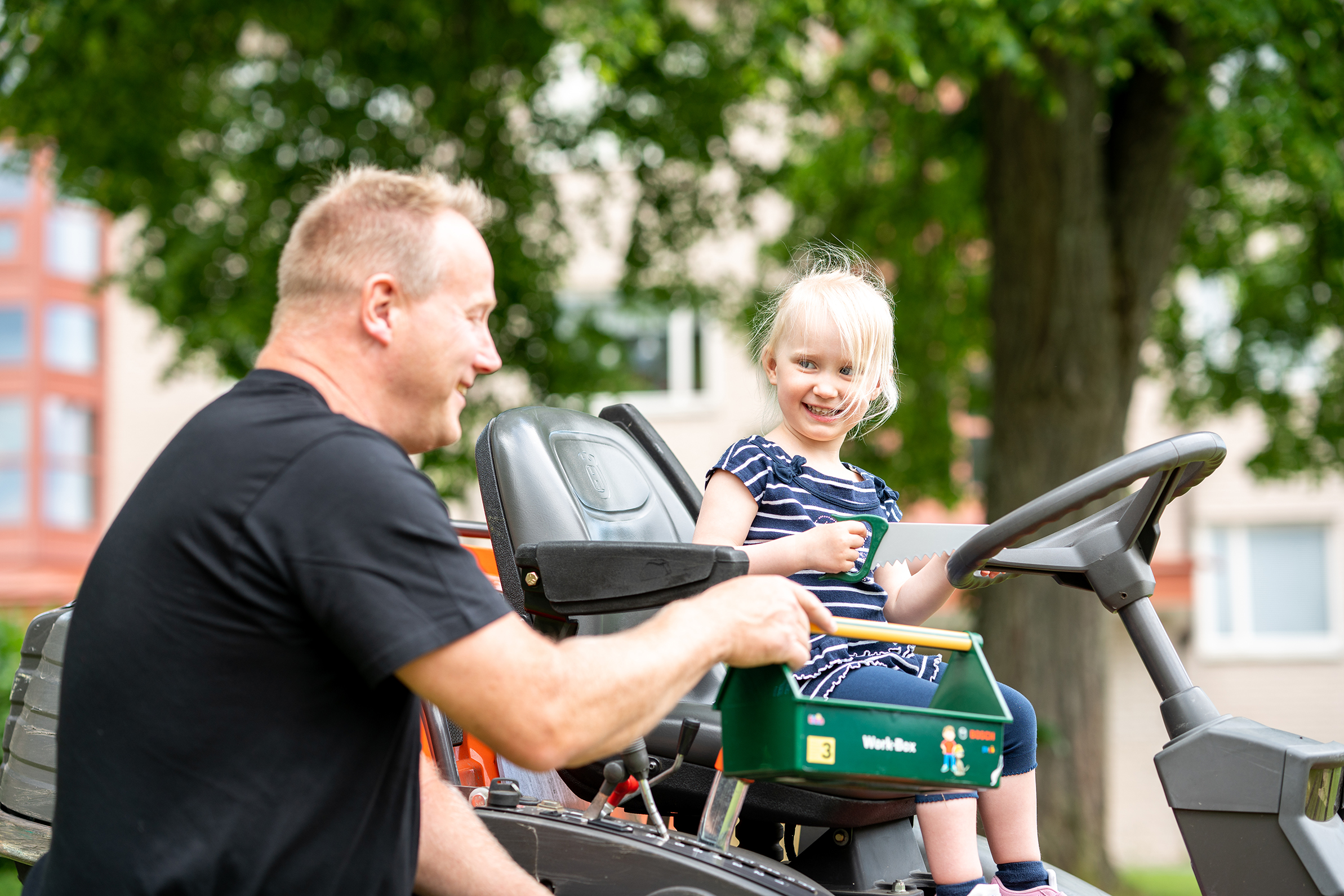 Fastighetsskötare och barn med verktygslåda