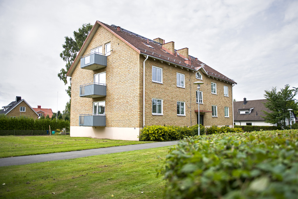 Ljusbrunt tegelhus med blå balkonger